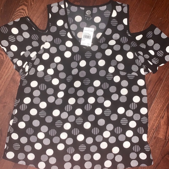 Bobeau cold shoulder shirt - Picture 2 of 5